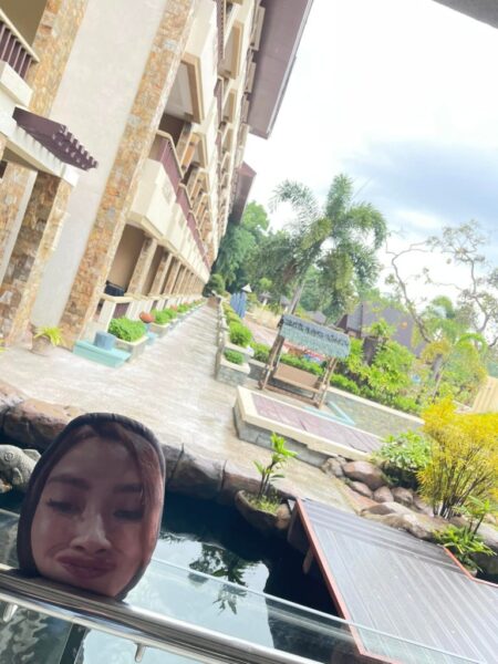 Husband Goes On Honeymoon Alone With Wife’s Meme-Face Pillow, Shares Hilarious Pics - RVCJ Media