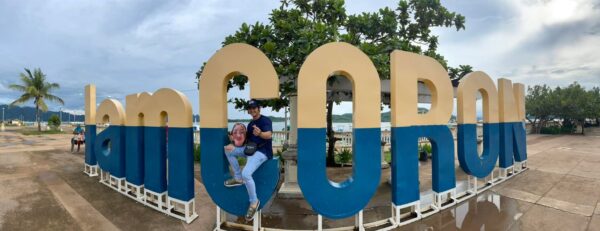 Husband Goes On Honeymoon Alone With Wife’s Meme-Face Pillow, Shares Hilarious Pics - RVCJ Media