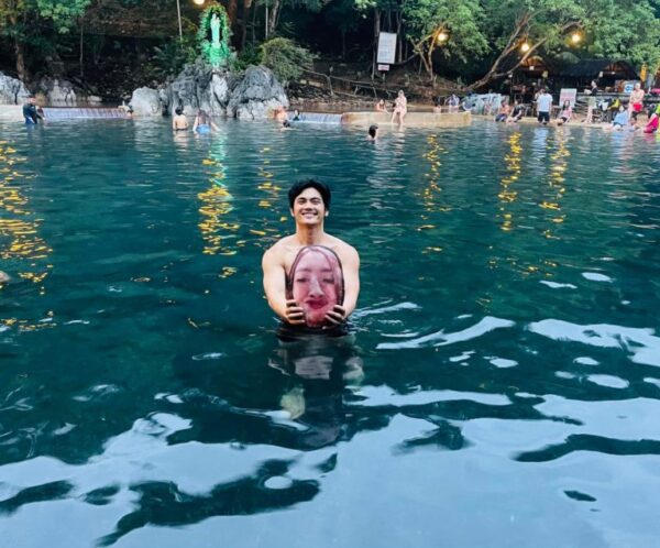 Husband Goes On Honeymoon Alone With Wife’s Meme-Face Pillow, Shares Hilarious Pics - RVCJ Media