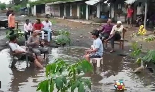 In A Unique Protest, MP People Turn A Huge Pothole Into A Beach & Party There, Video Goes Viral - RVCJ Media
