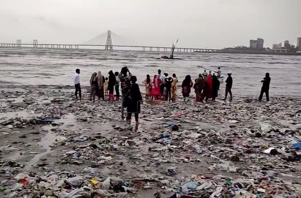 “Unwanted Gifts Returned By Nature,” Tons Of Plastic Waste Covered Mumbai Beach After Rain - RVCJ Media