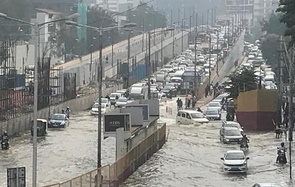 Amid Heavy Rains In Bengaluru, Twitter Poured In Memes As City’s Roads & Posh Areas Waterlogged - RVCJ Media