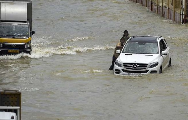 Amid Heavy Rains In Bengaluru, Twitter Poured In Memes As City’s Roads & Posh Areas Waterlogged RVCJ Media