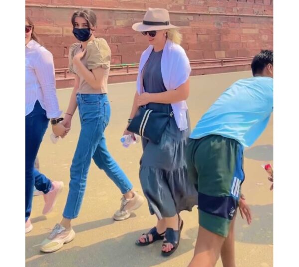 Indian Guy Does A Backflip & Offers A Rose To Propose To A Foreign Woman, Gets Rejected - RVCJ Media