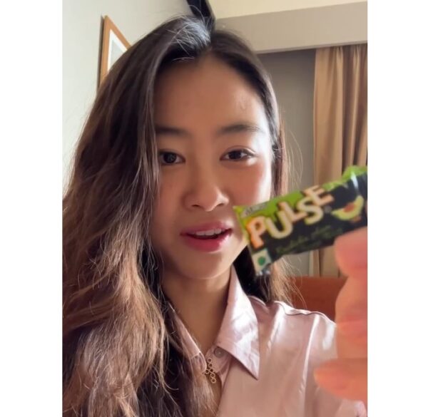 Korean Blogger Tastes Indian Pulse Candy & Cries As She Couldn’t Handle It, Netizens React