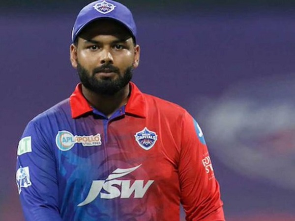 Urvashi Rautela Reacts To Viral Poster During DCvsGT With Rishabh Pant Present In Stadium - RVCJ Media