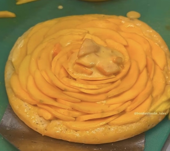 “Nark Me Bhi Jagah Nahi Milegi,” Foodies Go Berserk As Video Of Mango Pizza Goes Viral