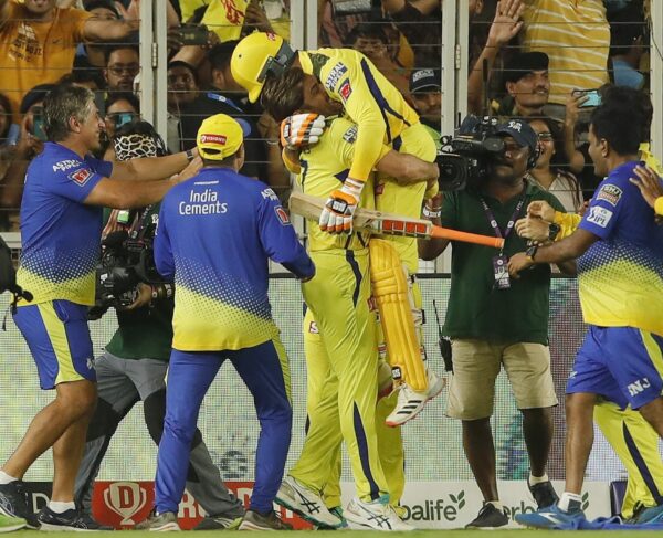 MS Dhoni Lifts Ravindra Jadeja After Winning Knock, Puts All The Rift Rumours To Rest RVCJ Media