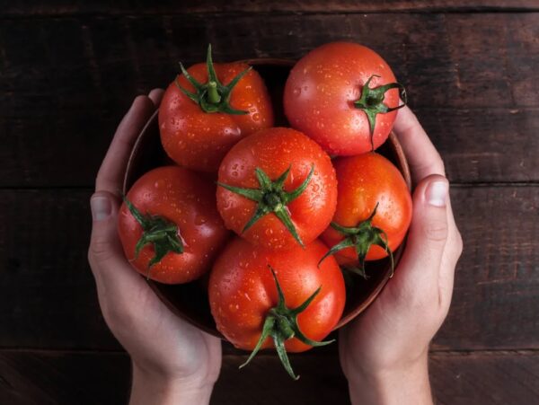 Daughter Brings 10 Kg Tomatoes For Mother As Gift From Dubai, Twitter Cracks Up RVCJ Media