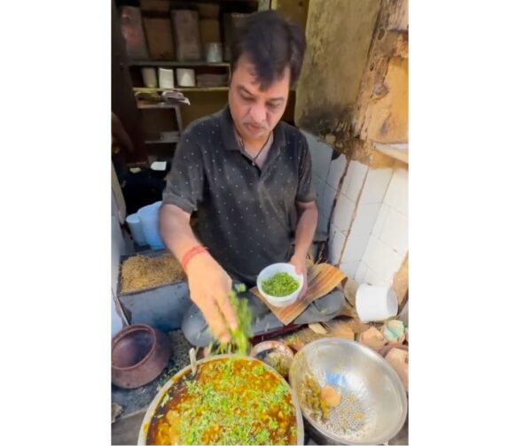 Chaat Vendor Scolds Food Vlogger After Getting Irked By His Senseless Question, Watch Viral Video RVCJ Media