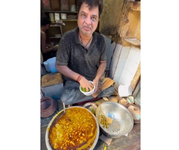 Chaat Vendor Scolds Food Vlogger After Getting Irked By His Senseless Question, Watch Viral Video RVCJ Media
