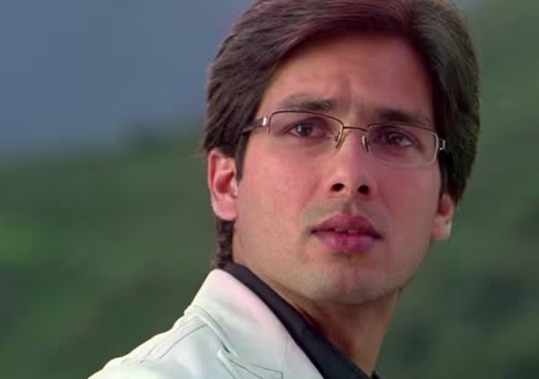 Shahid Kapoor Reveals He Fought For Wearing Glasses In Jab We Met & Everyone Called Him Mad - RVCJ Media