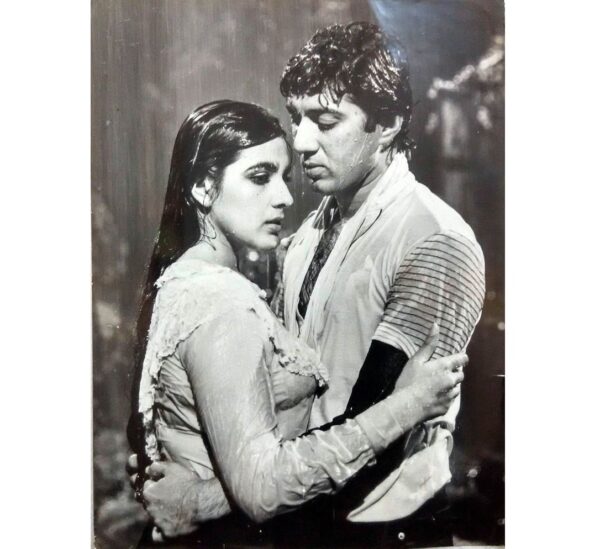 Sunny Deol Left Embarrassed On The Incident When Dharmendra Asked Him To Hug Amrita Singh - RVCJ Media