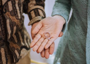 The 5 Most Coveted Engagement Gifts of the Year 2023