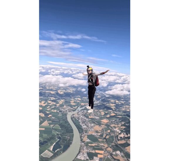 Woman’s Spectacular Gymnastic Moves Mid-Air While Skydiving Will Leave You Stunned RVCJ Media