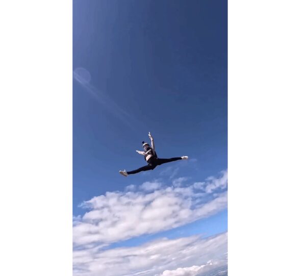 Woman’s Spectacular Gymnastic Moves Mid-Air While Skydiving Will Leave You Stunned RVCJ Media
