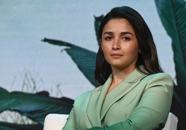 Alia Bhatt Says, “I’ll Walk Off Stage” As She Feels Awkward When Host Calls Her A Global Icon - RVCJ Media