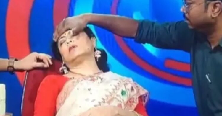 Doordarshan Anchor Fainted On Live Tv As She Was Reporting On Heatwave, Watch The Viral Video 1 Doordarshan Anchor Fainted On Live TV As She Was Reporting On Heatwave, Watch The Viral Video