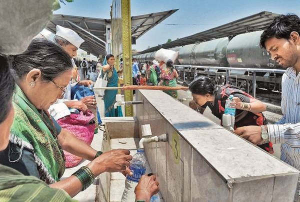 Vendor Caught Refilling Water In Used Bottles &Amp; Selling Them To Passengers In Jabalpur Station 5 Vendor Caught Refilling Water In Used Bottles & Selling Them To Passengers In Jabalpur Station - RVCJ Media