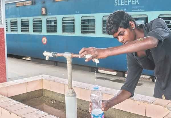 Vendor Caught Refilling Water In Used Bottles &Amp; Selling Them To Passengers In Jabalpur Station 3 Vendor Caught Refilling Water In Used Bottles & Selling Them To Passengers In Jabalpur Station - RVCJ Media