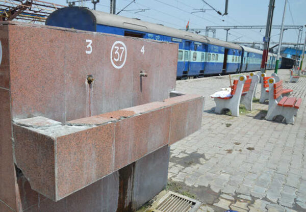 Vendor Caught Refilling Water In Used Bottles &Amp; Selling Them To Passengers In Jabalpur Station 4 Vendor Caught Refilling Water In Used Bottles & Selling Them To Passengers In Jabalpur Station - RVCJ Media