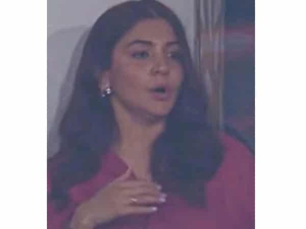 Anushka Sharma Got Terrified As Virat Kohli Got Hit On Helmet During RCB-SRH Clash - RVCJ Media