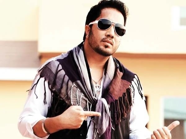 Mika Singh Upset With Ayushmann’s Award Win Over Sonu Nigam, Questions Awards’ Authenticity - RVCJ Media