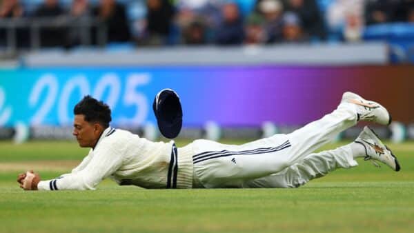 “Easy To Sit….,”, Ex-Fielding Coach Defends Yashasvi Jaiswal Amid Backlash For Dropped Catches - RVCJ Media
