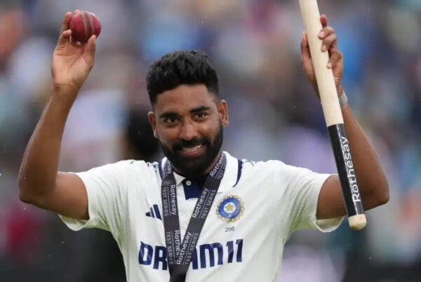 Mohammed Siraj Got Mobbed By Fans As He Arrived At Mumbai Airport, Fans Wanted Selfies - RVCJ Media