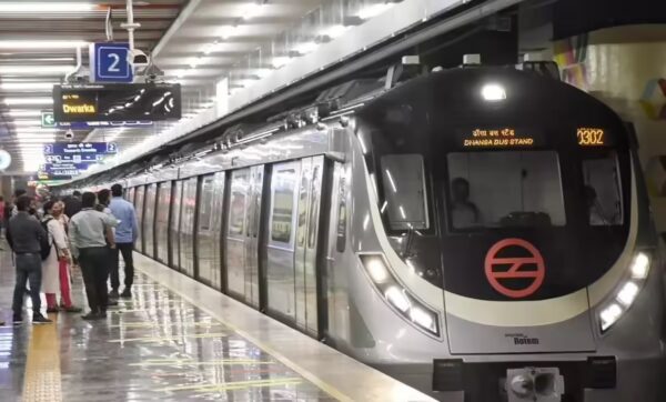 Delhi Metro Or WWE Ring? 2 Women Exchange Blows Leaving Internet Amused As Seats Are Empty - RVCJ Media