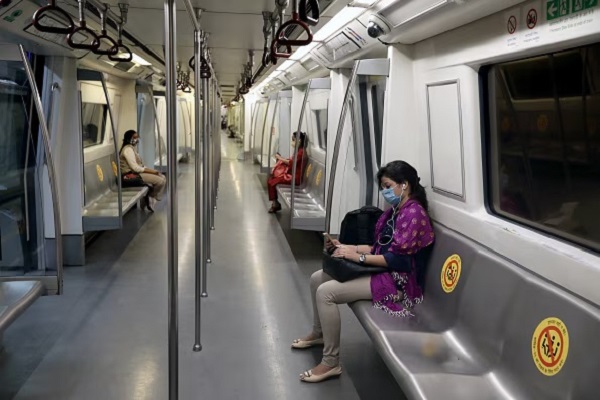 Delhi Metro Or WWE Ring? 2 Women Exchange Blows Leaving Internet Amused As Seats Are Empty - RVCJ Media