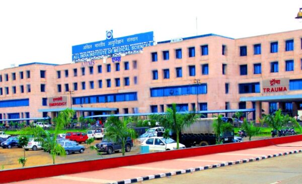 Tera Baap Hai Ye- Aiims Bhopal Drunk Doctors Caught On Camera Abusing Cops Outside Campus 4 Tera Baap Hai Ye- AIIMS Bhopal Drunk Doctors Caught On Camera Abusing Cops Outside Campus - RVCJ Media