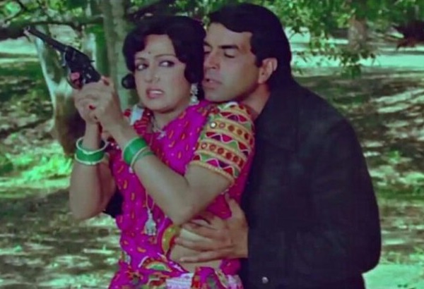 DYK Dharmendra Paid Extra Money To Sholay Crew For Getting More Hugs With Hema Malini? - RVCJ Media