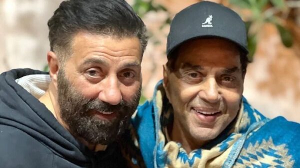 “Sharam Nahi Aati….,” Sunny Deol’s Video Of Emotional Outburst Outside Home Goes Viral 2 “Sharam Nahi Aati….,” Sunny Deol’s Video Of Emotional Outburst Outside Home Goes Viral - RVCJ Media