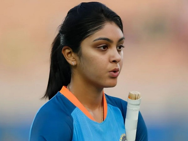 Jitesh Sharma Bowed Down To Touch Harleen Deol’s Feet, Their Funny Interaction Goes Viral 4 Jitesh Sharma Bowed Down To Touch Harleen Deol’s Feet, Their Funny Interaction Goes Viral - RVCJ Media