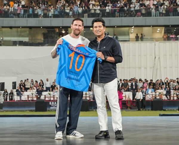 When Two Legends Sachin Tendulkar &Amp; Lionel Messi Met At Wankhede; See Viral Photos 2 When Two Legends Sachin Tendulkar & Lionel Messi Met At Wankhede; See Viral Photos - RVCJ Media