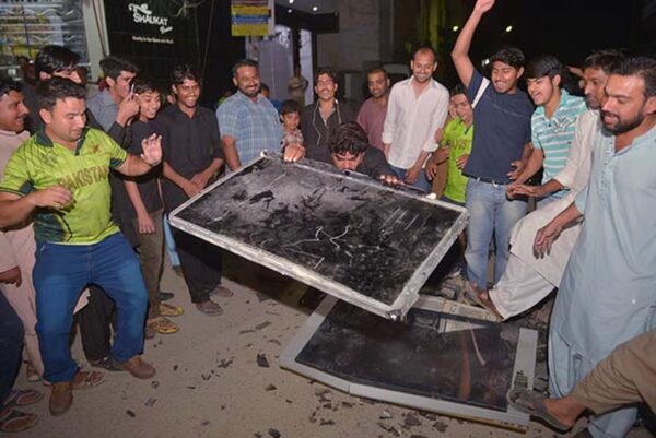 “Should’ve Boycotted It,” Pakistani Fans Break TVs As YouTubers Explode After India Defeat - RVCJ Media
