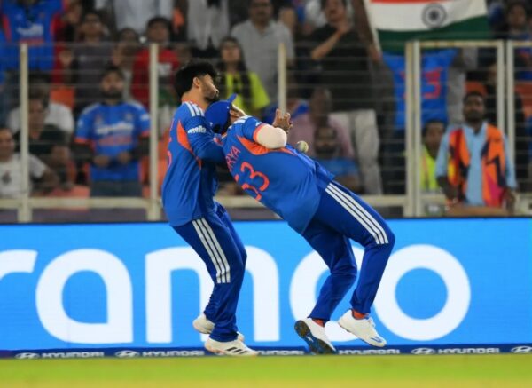 Corbin Bosch Grabs Sensational Catch Of Abhishek Sharma Even After Crashing Into Teammate 2 Corbin Bosch Grabs Sensational Catch Of Abhishek Sharma Even After Crashing Into Teammate - RVCJ Media