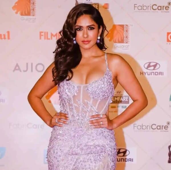 “I Wake Up….,” Mrunal Thakur Reveals Akshay Kumar’s Advice On Body-Shaming - RVCJ Media