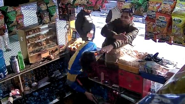 “Will Pee In Your Mouth,” Police Officer Suspended After Slapping Vendor Over Delay In Tea 2 “Will Pee In Your Mouth,” Police Officer Suspended After Slapping Vendor Over Delay In Tea - RVCJ Media