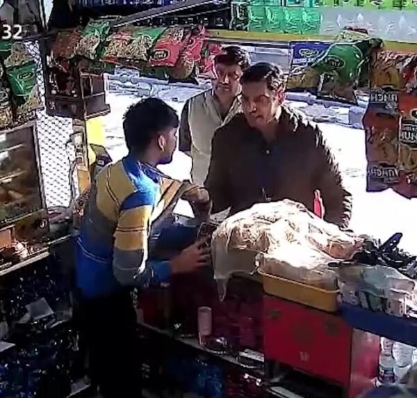 “Will Pee In Your Mouth,” Police Officer Suspended After Slapping Vendor Over Delay In Tea 3 “Will Pee In Your Mouth,” Police Officer Suspended After Slapping Vendor Over Delay In Tea - RVCJ Media