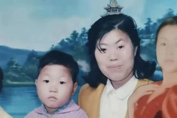Woman Kept Searching For 33 Years &Amp; Finally Found Her Lost Brother Using One Old Photo 2 Woman Kept Searching For 33 Years & Finally Found Her Lost Brother Using One Old Photo - RVCJ Media