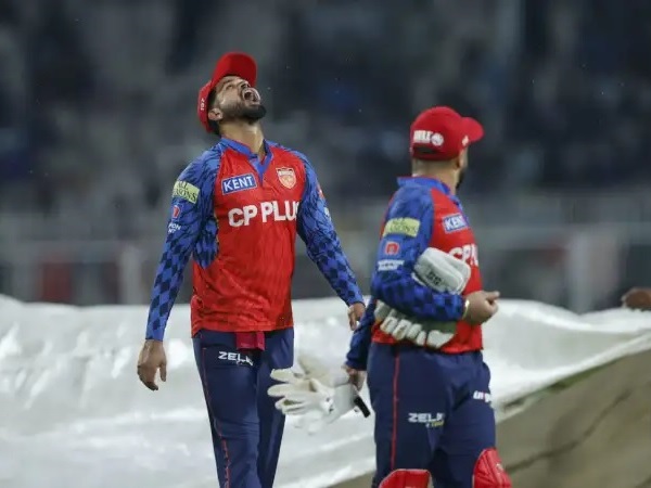Shah Rukh Khan Upset With KKR? Video Of SRK’s Intense Discussion With Venky Mysore Goes Viral - RVCJ Media