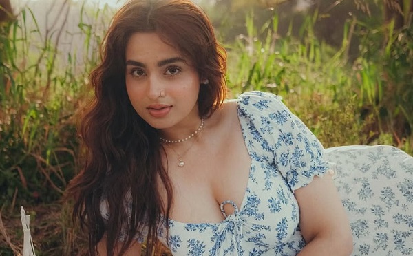 Ayesha Khan’s Diamond Ring Steals The Spotlight As Dhurandhar Actress Poses With Mystery Man 2 Ayesha Khan’s Diamond Ring Steals The Spotlight As Dhurandhar Actress Poses With Mystery Man - RVCJ Media