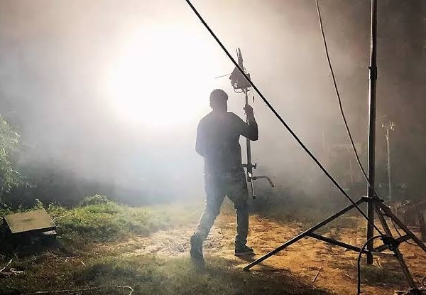 Stars Earn In Crores, Lightmen Fight For Rs 1800, Harsh Reality Of Bollywood No One Talks About 2 Stars Earn In Crores, Lightmen Fight For Rs 1800, Harsh Reality Of Bollywood No One Talks About - RVCJ Media