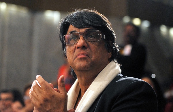 Mukesh Khanna Slams Shah Rukh Khan &Amp; Ajay Devgn Over Vimal Ad, Says They Should Apologise 2 Mukesh Khanna Slams Shah Rukh Khan & Ajay Devgn Over Vimal Ad, Says They Should Apologise - RVCJ Media