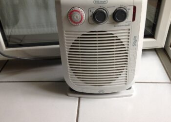 Best room heater under 3000 in India: a fan heater on the floor