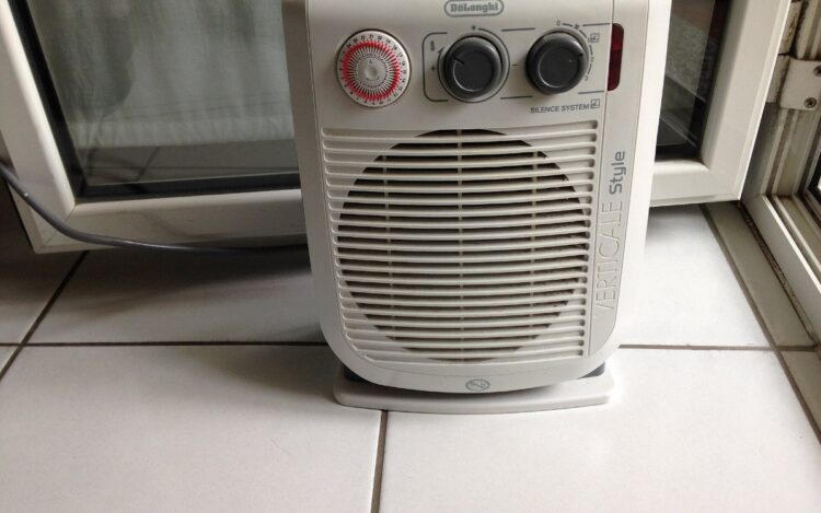 Best Room Heaters Under Rs 3,000 In India (2026) 1 Best room heater under 3000 in India: a fan heater on the floor