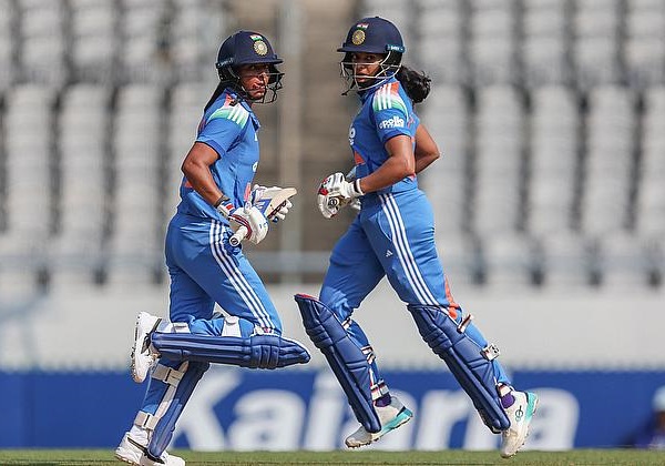 Smriti Mandhana’s Sweet Gesture For Harmanpreet Kaur After A Stunning Century Goes Viral 3 Smriti Mandhana’s Sweet Gesture For Harmanpreet Kaur After A Stunning Century Goes Viral - RVCJ Media